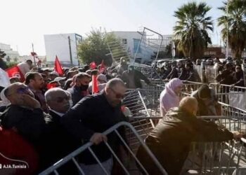 Tunisie : Des manifestants l&egrave;vent les barri&egrave;res au Bardo