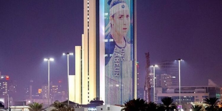 Ons Jabeur illumine la façade de la tour Mubadala à Abu Dhabi