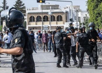 "Le manifestant d&eacute;c&eacute;d&eacute; ne pr&eacute;sente aucune trace de violence", selon le minist&egrave;re public