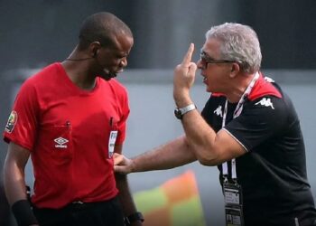 Scandale &agrave; la CAN : L'arbitre de Tunisie-Mali, a-t-il &eacute;t&eacute; victime d'une insolation ?