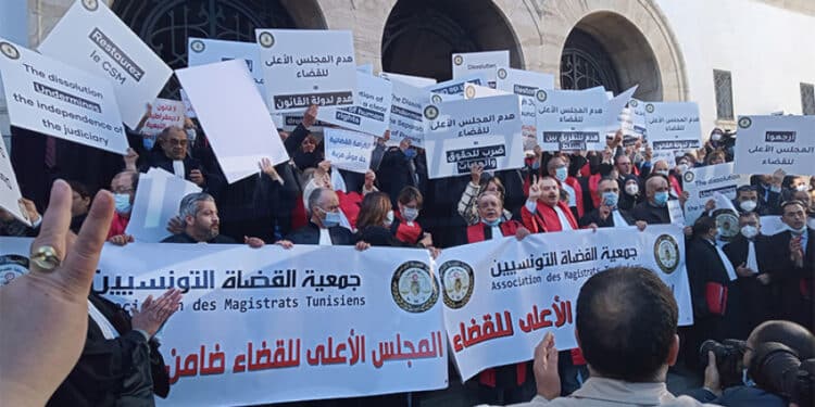 Tunisie : Les magistrats protestent devant le Palais de Justice