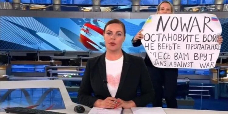 Guerre en Ukraine : Marina Ovsyannikova, la journaliste qui a défié Poutine