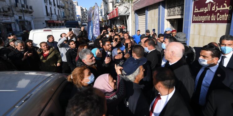 Kais Saied s’offre un bain de foule à Beb Khadhra !