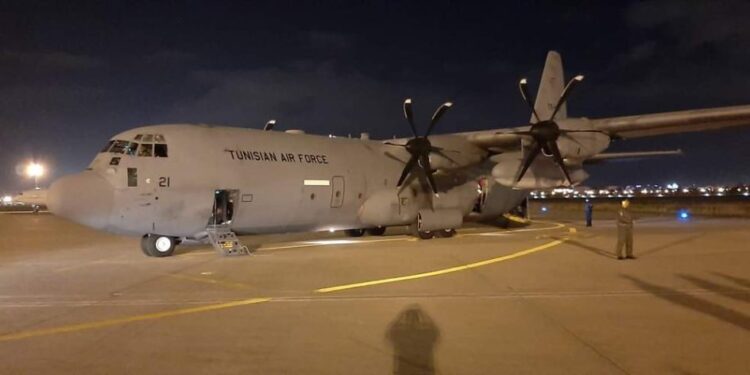 Deuxième vol de rapatriement : 96 Tunisiens d'Ukraine atterrissent à Tunis-Carthage
