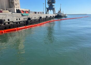 Naufrage d’un pétrolier : Des barrières anti-pollution déployées