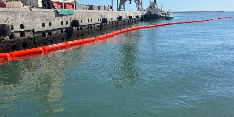 Naufrage d’un pétrolier : Des barrières anti-pollution déployées