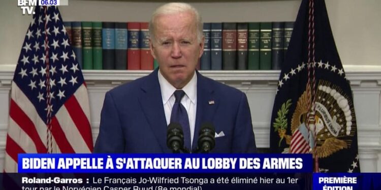 Fusillade au Texas : Le bilan s'alourdit à 21 morts, Biden accuse le "lobby des armes"