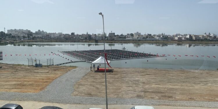 Située sur le lac de Tunis, la première centrale solaire flottante de la région MENA