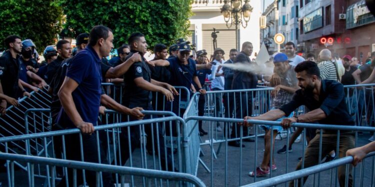 Le SNJT condamne les agressions policières contre les journalistes et les manifestants