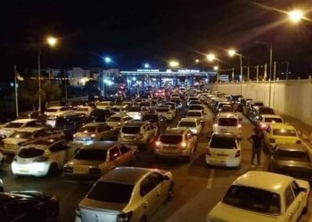Ru&eacute;e en masse des Alg&eacute;riens vers la Tunisie