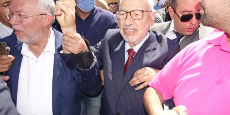 Rached Ghannouchi comparaît devant le Pôle antiterroriste, les Nahdhaouis manifestent