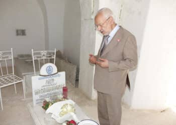 Ghannouchi r&eacute;cite la Fatiha &agrave; la m&eacute;moire de Ca&iuml;d Essebsi
