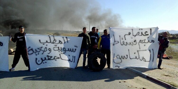 Tunisie-Meknassy : les ouvriers de la mine de phosphates bloquent la RN 14