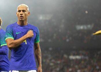 Tunisie - Brésil : Hymne sifflé, lasers et jet de banane