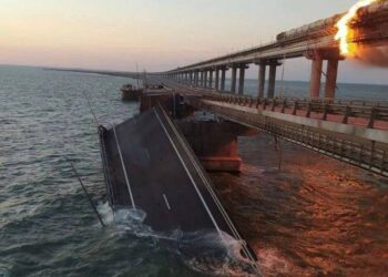 Explosion sur le pont de Crimée, en proie aux flammes