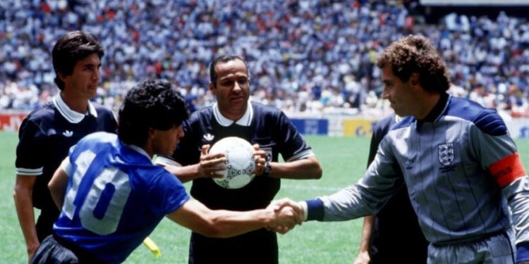 Ce ballon, propriété de l'arbitre du match tunisien Ali Ben Naceur, a été utilisé le 22 juin 1986 lors du mémorable quart de finale entre l'Argentine et l'Angleterre (2-1).
