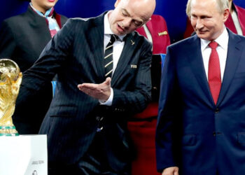 Le président de la FIFA, Gianni Infantino, décoré par Vladimir Poutine