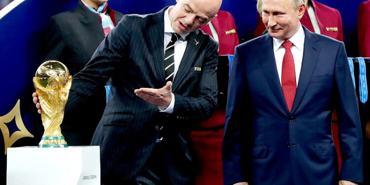 Le président de la FIFA, Gianni Infantino, décoré par Vladimir Poutine