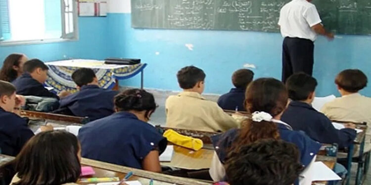 Cette décision a été prise pour donner trois semaines d’enseignement supplémentaires aux élèves des écoles publiques