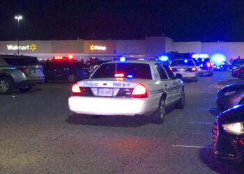 Capture vidéo d'une voiture de police devant le supermarché Walmart de Chesapeake, aux Etats-Unis, mardi 22 novembre 2022. (AP)