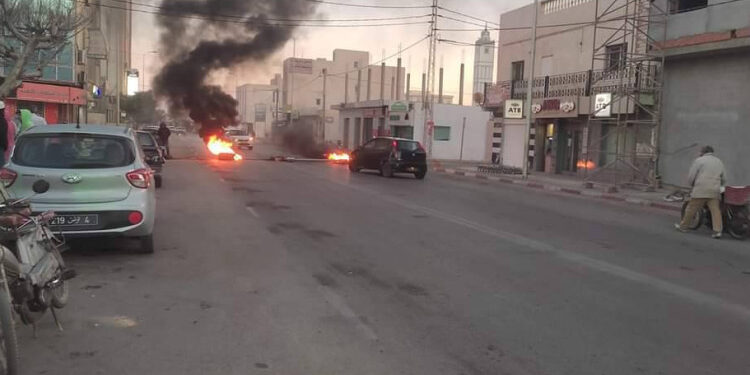 Routes bloquées à Tataouine suite à l’arrestation de Tarek Haddad