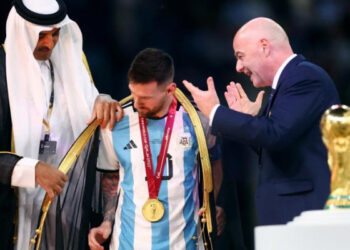 Pourquoi Messi a porté une cape lors de la remise du trophée