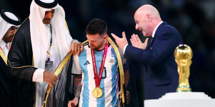 Pourquoi Messi a porté une cape lors de la remise du trophée