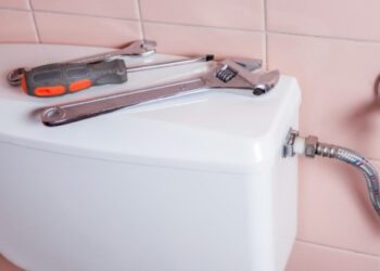 Il pleut à torrents dans les toilettes publiques !