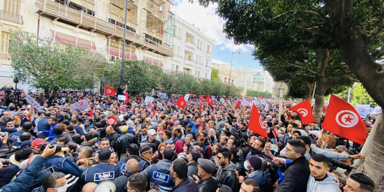 Bousculade entre manifestants et forces de l'ordre près du ministère de l'Intérieur
