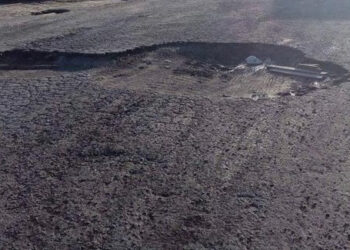 A cause de l’état lamentable des routes, il troque sa nouvelle voiture contre une ancienne !