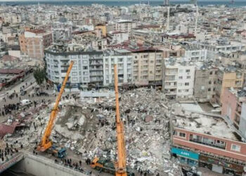Séisme en Turquie et en Syrie : le bilan s'alourdit à plus de 2300 morts et 10.500 blessés