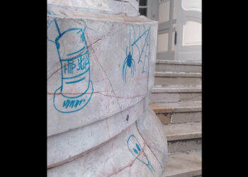 Graffitis sur du marbre et vandalisme ordinaire