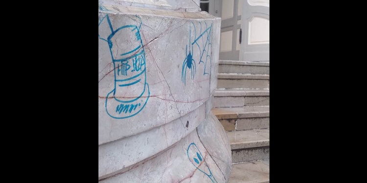 Graffitis sur du marbre et vandalisme ordinaire