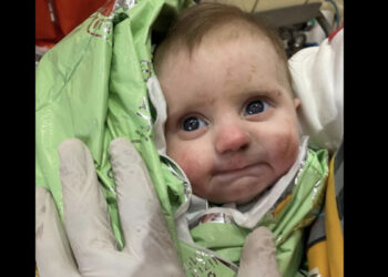 Un bébé sauvé après 128 heures resté bloqué sous les décombres