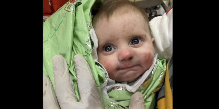Un bébé sauvé après 128 heures resté bloqué sous les décombres