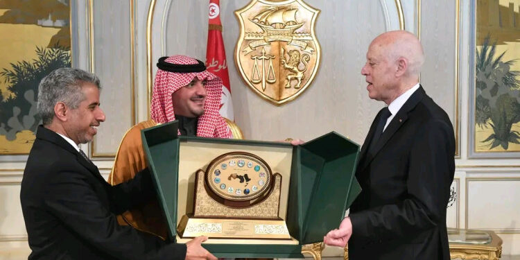 Kais Saied reçoit l’écusson du Conseil des ministres arabes de l’Intérieur