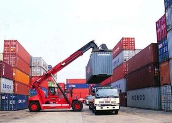 Légère baisse du déficit de la balance commerciale