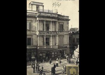 Derrière la porte de France, à l'entrée de la médina