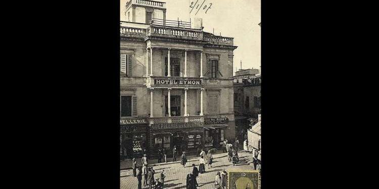 Derrière la porte de France, à l'entrée de la médina