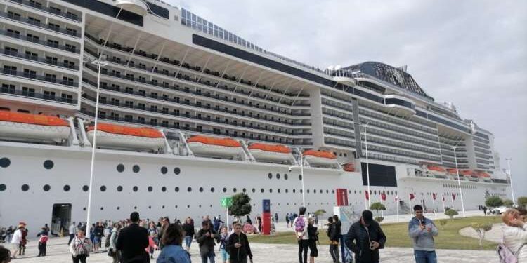Un navire de croisière accoste à la Goulette avec 5500 touristes à bord