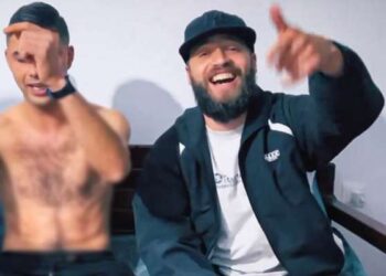 Les auteurs d'une chanson satirique restent en prison !