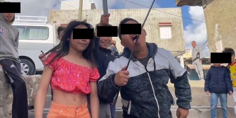 Des enfants s’exhibent avec des armes blanches dans un clip polémique !
