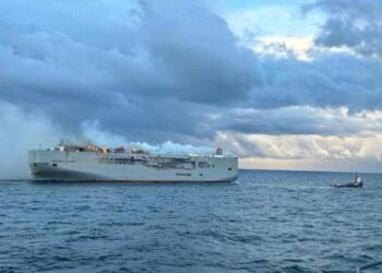 Un roulier transportant 3000 voitures vers l’Egypte prend feu