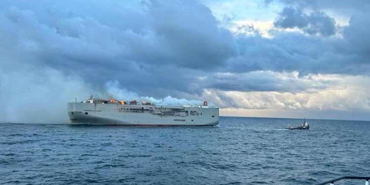 Un roulier transportant 3000 voitures vers l’Egypte prend feu