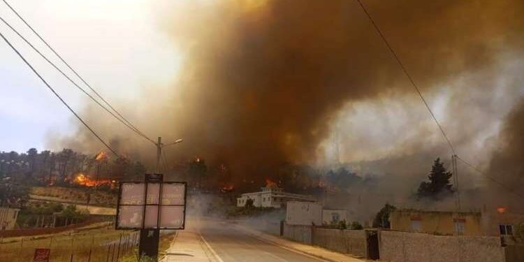 L’incendie de Melloula reprend et évacuation des habitants