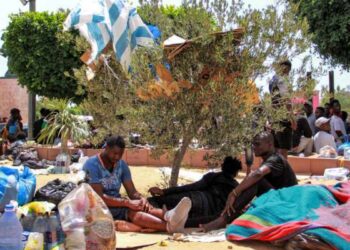 La Libye secourt des migrants abandonnés par la Tunisie, selon l’AFP