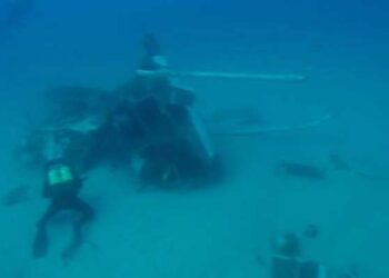 Les débris d’un hélicoptère militaire abîmé en mer, récupérés