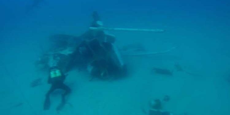 Les débris d’un hélicoptère militaire abîmé en mer, récupérés