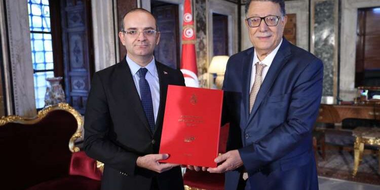 Brahim Bouderbala reçoit le rapport de l'ISIE sur les législatives de 2022