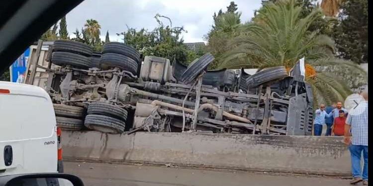 Route X : collision entre une semi-remorque et un taxi